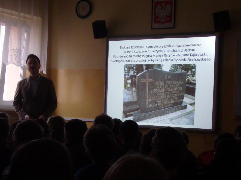 WITKACY I KS. HENRYK KAZIMIEROWICZ W TŁOKINI KOŚCIELNEJ