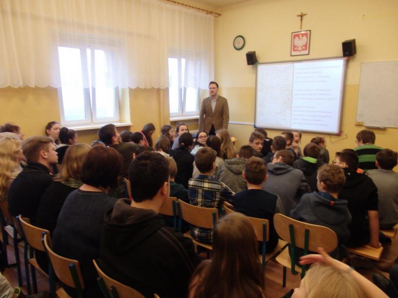 WITKACY I KS. HENRYK KAZIMIEROWICZ W TŁOKINI KOŚCIELNEJ