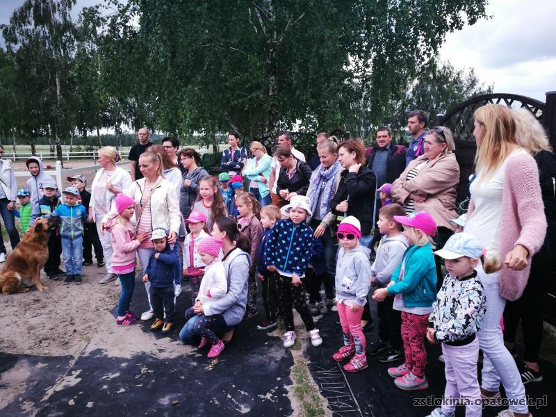 Wyjazd integracyjny dzieci i rodziców na Wolicę do stadniny koni.